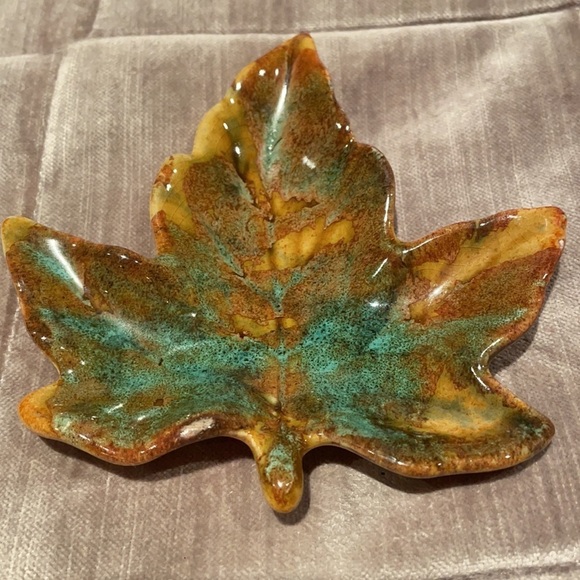 6 for $10 VINTAGE “Bermuda” Maple Leaf Dish - Picture 8 of 8